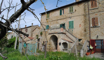 VENDESI PORZIONE DI CASALE IN PIETRA TERONTOLA