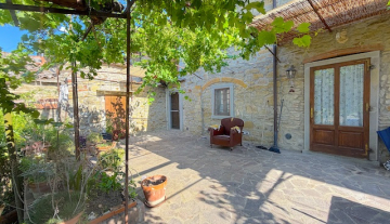 VENDESI PORZIONE DI CASALE CORTONA