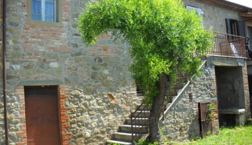 VENDESI PORZIONE DI CASALE CORTONA